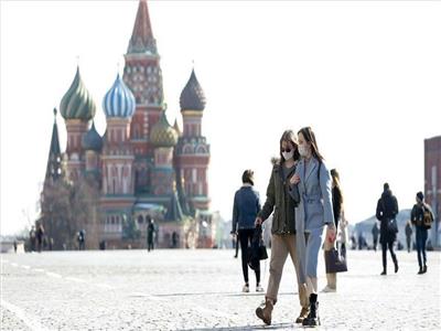 موسكو تبقي على إلزامية الكمامات وتلغي ارتداء القفازات