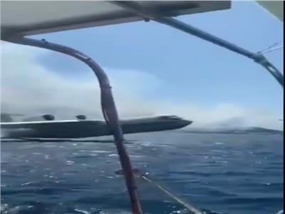 طائرة إطفاء روسية تتزود بماء البحر لإخماد حرائق تركيا