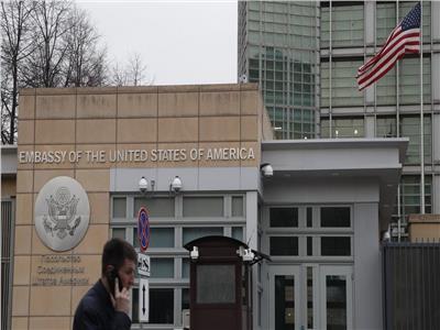 السفارة الأمريكية بروسيا: تعذر تقديم الخدمات القنصلية بشكل كامل بسبب حظر التوظيف