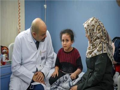 الطفلة الفلسطينية بيان محمود تصل معهد ناصر لتلقي العلاج من المرض النادر