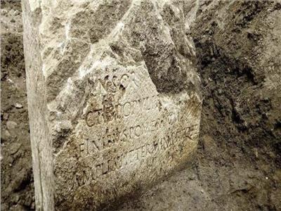 عمال بناء يعثرون على «حجر مقدس» عمره 2000 سنة