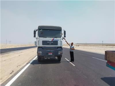 «النقل» تهيب بسائقي النقل الثقيل الإلتزام بالسير علي طريق الخدمة بالصعيد الغربي