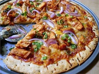 طريقة عمل بيتزا الدجاج وصوص الباربكيو       