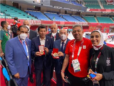 بعثة الإمارات تهدي مصر ميدالية الشيخ زايد آل نهيان بمناسبة ذهبية الكاراتيه