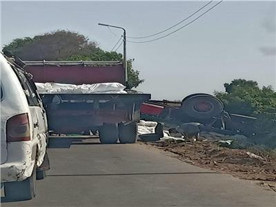 انقلاب سيارة نقل ثقيل بطريق الجميزة في السنطة بالغربية