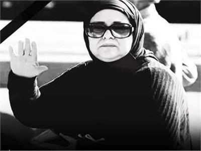 نادية الجندي ناعية دلال عبدالعزيز: ملهاش في الصراعات وحروب الوسط الفني| فيديو