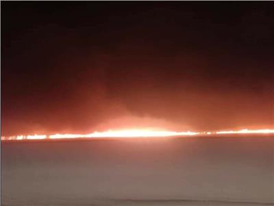 حريق هائل بالطريق الإقليمي بسبب انقلاب سيارة مواد بترولية