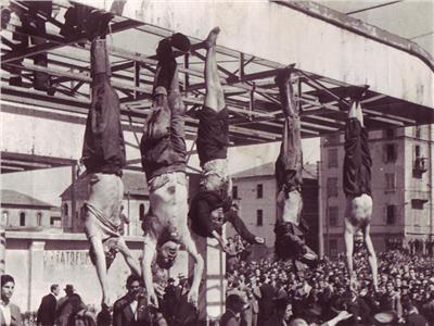 سر إعدام موسوليني وعشيقته معلقين من أرجلهم في محطة بنزين