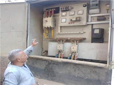 صيانة 100 كشاف إنارة وإزالة خطر ماس كهربائي بأحد أعمدة الإنارة في المنيا 