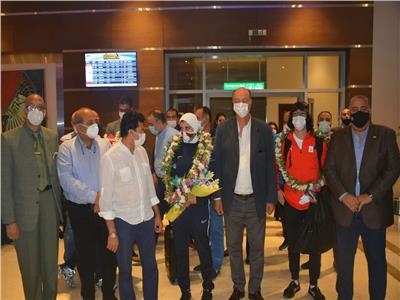 وصول وزير الرياضة والبعثة الأولمبية إلى مطار القاهرة | صور
