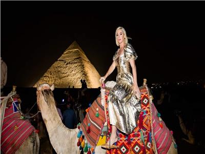 بالجمل والزي الفرعوني.. «كاتي بيري» تروج للسياحة المصرية  