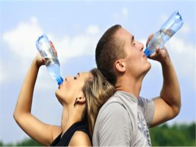 خبيرة تغذية: تناول كميات كبيرة من المياه يحافظ على الجسم والبشرة| فيديو