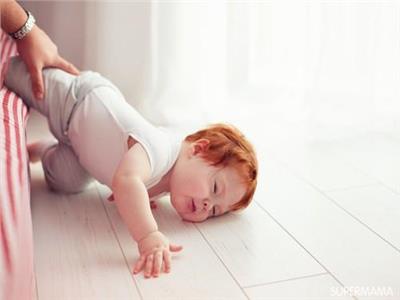 كيفية التصرف عند سقوط الرضيع من على السرير 