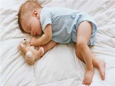 للأمهات..تغيير وضعية نوم الرضيع يحمي رأسه من التشوهات