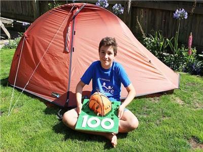 «وفاء الأصدقاء»| طفل عمره 11 سنة يعيش في خيمة لمدة 500 يوم متواصل