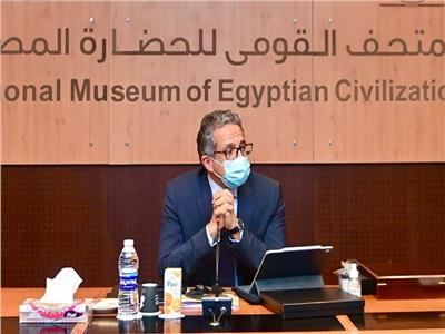 «وزير السياحة» يكرم نائب الرئيس التنفيذي لهيئة المتحف للشئون الأثرية