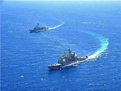 البحرية المصرية والأمريكية تنفذان تدريباً بحرياً عابراً في نطاق الأسطول الجنوبي