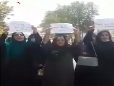 نساء أفغانيات يتظاهرن وسط العاصمة كابل أمام عناصر طالبان| فيديو