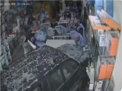 بالفيديو | سيارة تقتحم أحد المحال بعد فشل قائدها في إيقافها