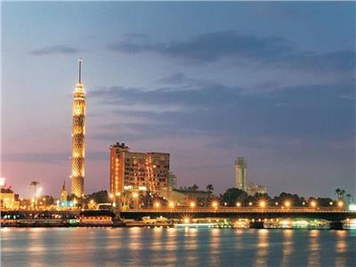 برج القاهرة يضيء في اليوم العالمي للعمل الإنساني