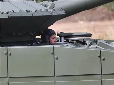 وزير الدفاع الروسي يقود دبابة| فيديو