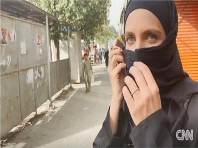 مقاتلو طالبان يعتدون على كبيرة مراسلين «سي إن إن» بسبب وجهها| فيديو
