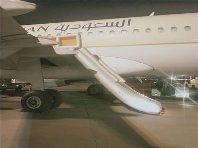 تضخم مزلق الطوارئ يلغي إقلاع رحلة الدمام من مطار القاهرة