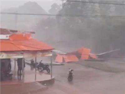 شاهد| عاصفة جوية تقتلع أسقف المنازل في بوليفيا