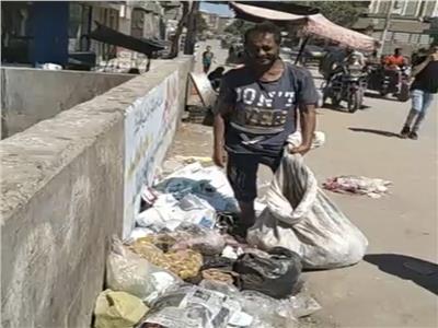 «عامل نظافة» يعثر على 400 ألف جنيه وسط القمامة.. فماذا فعل بها؟