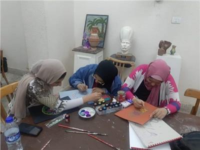 ثقافة المنيا تقدم ورشة فنية رسم وتلوين باقة من الزهور بملوى 