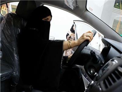 سعوديات يقدن سيارات الأجرة لأول مرة في تاريخ المملكة | فيديو