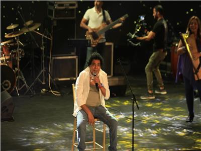 الكينج محمد منير يشعل المسرح الرومانى  بباقة من أروع أغانيه  