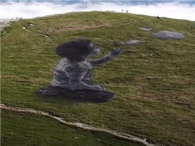 «إجازة جديدة للحياة».. لوحة عملاقة فوق جبال الألب السويسرية |فيديو