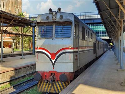 لأول مرة.. «السكك الحديدية» تسلم قائدي القطارات كروت تعليمات «أمان الرحلات» | صور