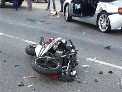 إصابة عامل في تصادم دراجة نارية بسيارة بطريق رافد جمصه