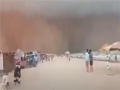 عاصفة رملية مخيفة تضرب شاطئ مطوية بتونس | فيديو