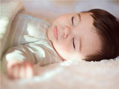«البكاء وتوقف التنفس».. أبرز أسباب تعرق رأس الطفل أثناء النوم 