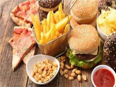 استشاري بـ«القومي للتغذية» يوضح الأكلات الممنوعة قبل وبعد تلقي لقاح كورونا