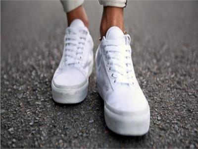 طرق مبتكرة لتنظيف الحذاء الأبيض دون تعب