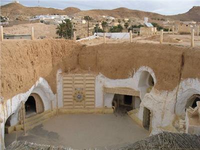 بيوت محفورة تحت الأرض .. تقرير يرصد نماذج فريدة لمنازل بلدة مطماطة بتونس| فيديو