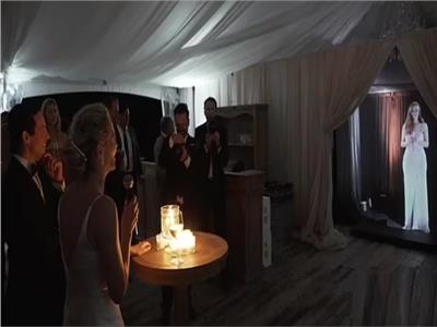 بريطانية تحضر زفاف صديقتها عبر تقنية «هولوجرام»| فيديو