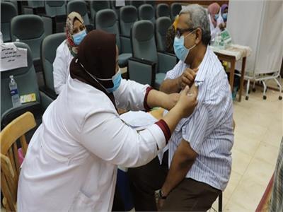الجيزاوى: تطعيم 6 آلاف من منتسبي جامعة بنها بلقاح فيروس كورونا