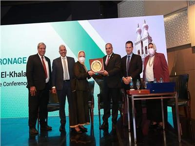 تكريم رئيس جامعة الأزهر فى فعاليات «المجمع الثالث لأقسام الجلدية» 