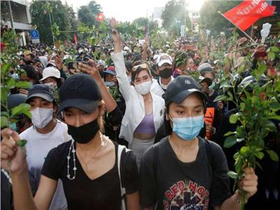 تظاهرة في بانكوك بعد نجاة رئيس الوزراء التايلاندي من حجب الثقة في البرلمان