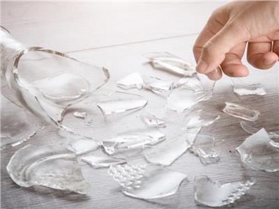 ٤ طرق للتخلص من شظايا الزجاج المكسور بطريقة آمنة