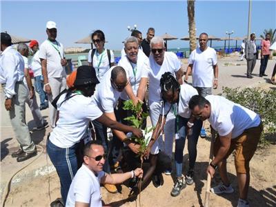 منتدي الشباب العربي الأفريقي يزرع الأشجار المثمرة في البحر الأحمر