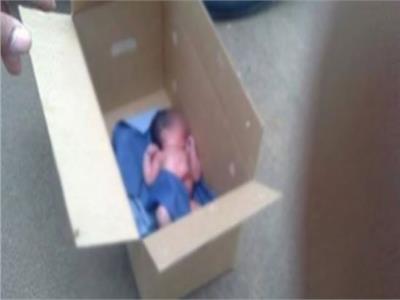 العثور على طفل رضيع داخل صندوق بمدينة نصر