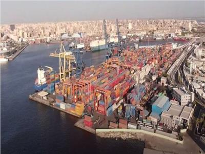 كبير مرشدي قناة السويس يوضح مزايا تطوير ميناء الإسكندرية| فيديو