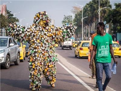 فقط في الكونغو.. مهرجان ملابس من «النفايات»| فيديو