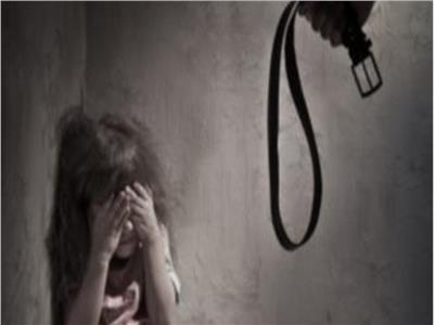 أب يتهم حماته بتعذيب ابنته.. والجدة: «وقعت في مية سخنة» 